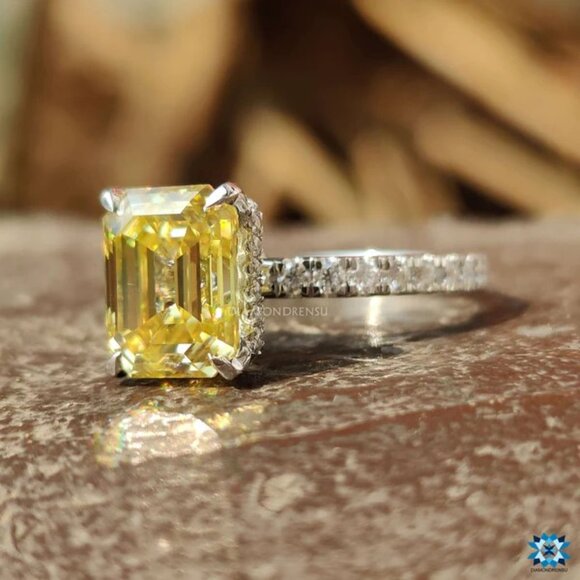 Canary Vivid Yellow 2.61carat Emerald Cut lab diamond ring - Picture 3 of 4